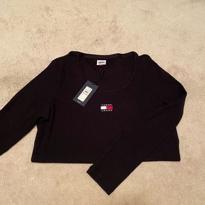 Tommy Hilfiger women’s cropped pullover shirt
